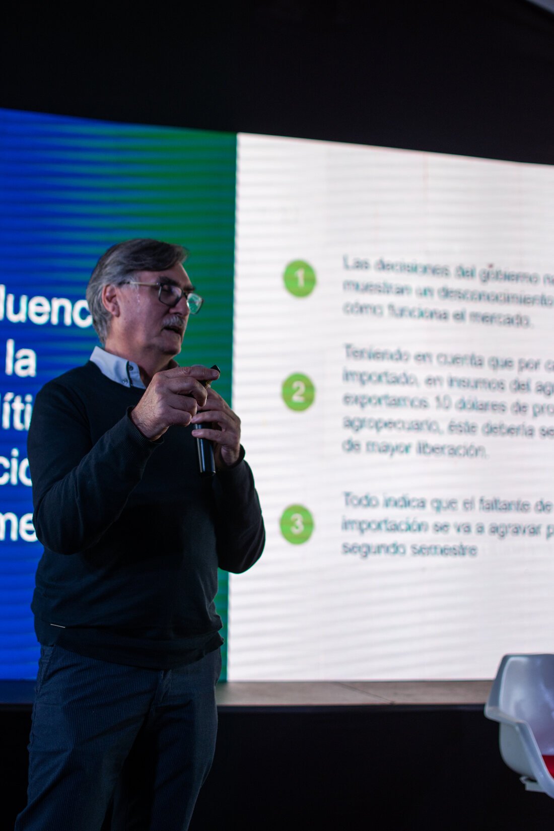 Speaker de Agrired disertando en el escenario del Congreso Aapresid