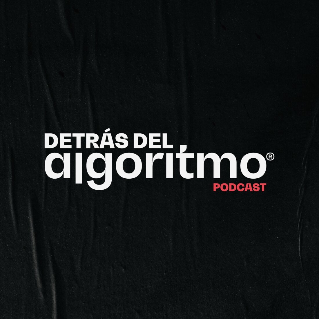 Logo de Detrás del Algoritmo sobre fondo oscuro