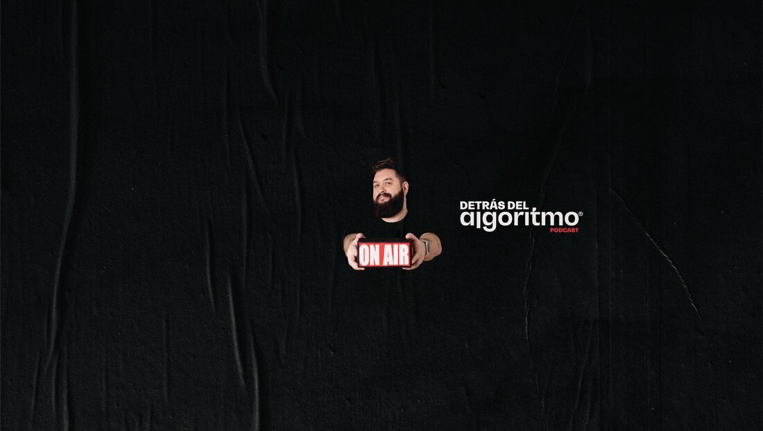 Zócalo con la identidad de Detrás del Algoritmo para el estudio en vivo