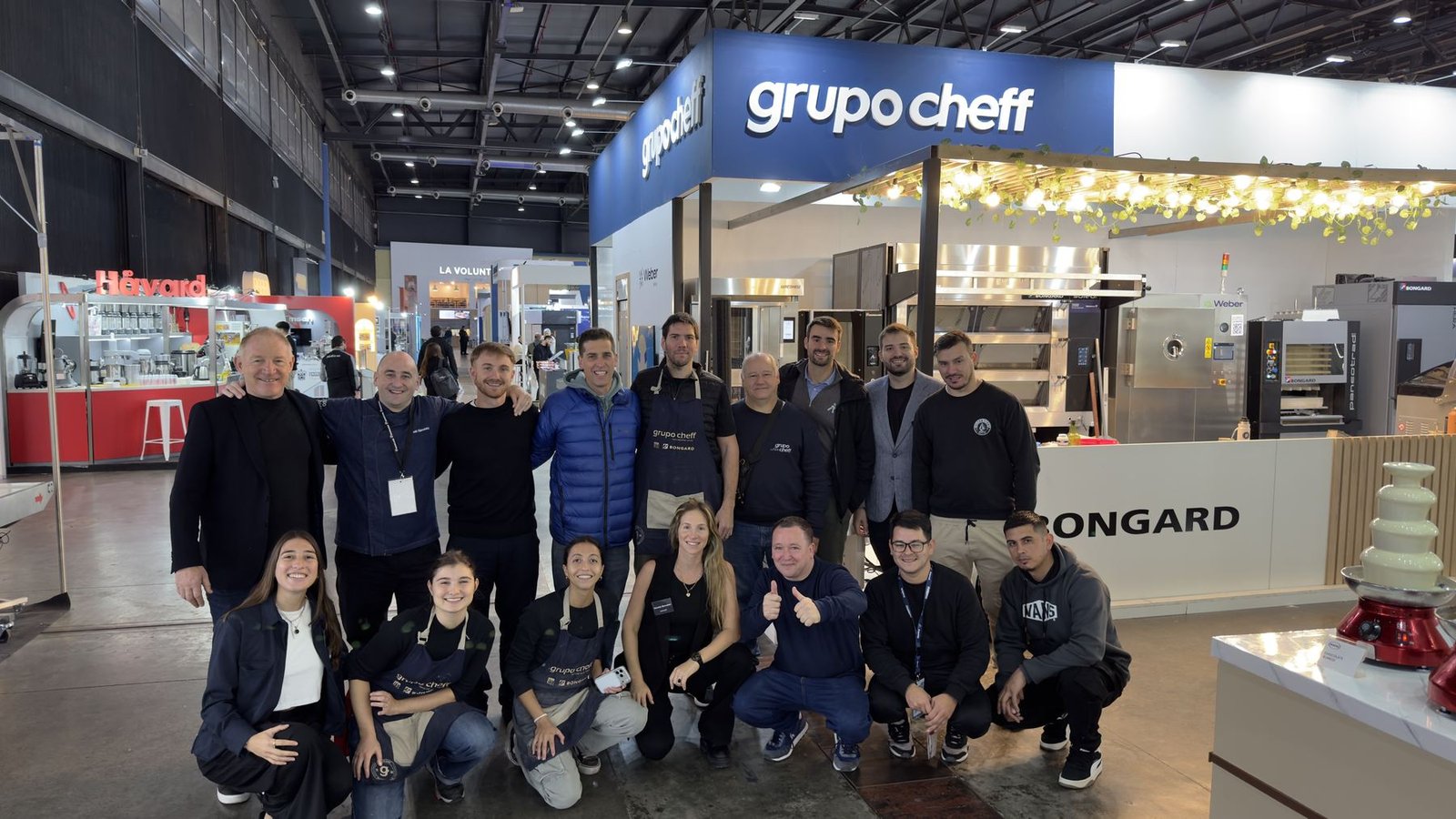 Equipo de Grupo Cheff y Truena en el stand de una feria del sector